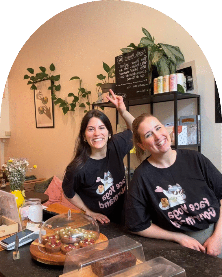 Magali et Laeticia souriantes derrière le comptoir de La Tasse